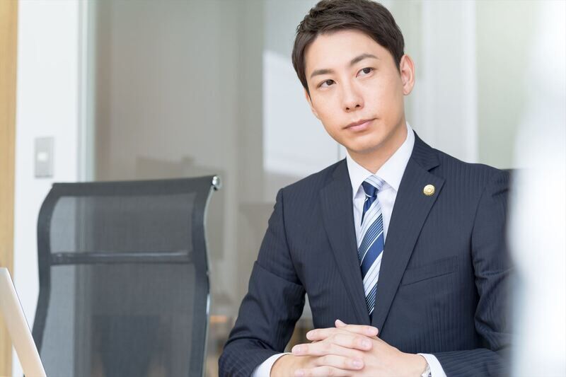 クライアントの方を向く弁護士